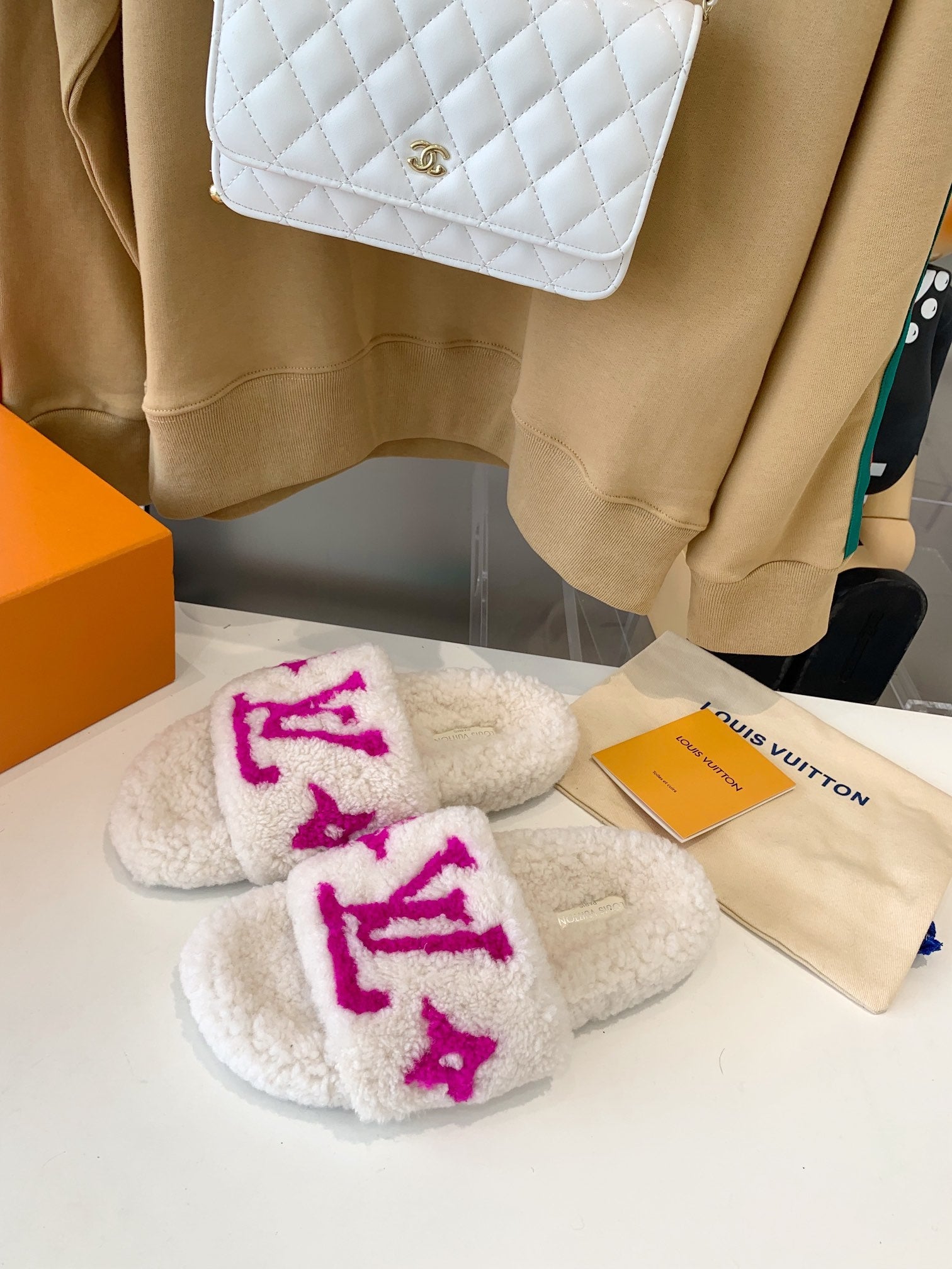 LOUIS VUITTON LV WOMEN'S PASEO FLAT SLIPPER IN WHITE FLEECE WITH PINK LOGO
