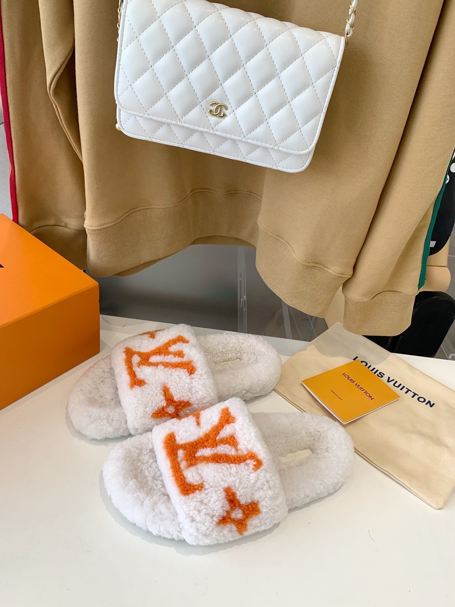 LOUIS VUITTON LV WOMEN'S PASEO FLAT SLIPPER IN WHITE FLEECE WITH ORANGE LOGO