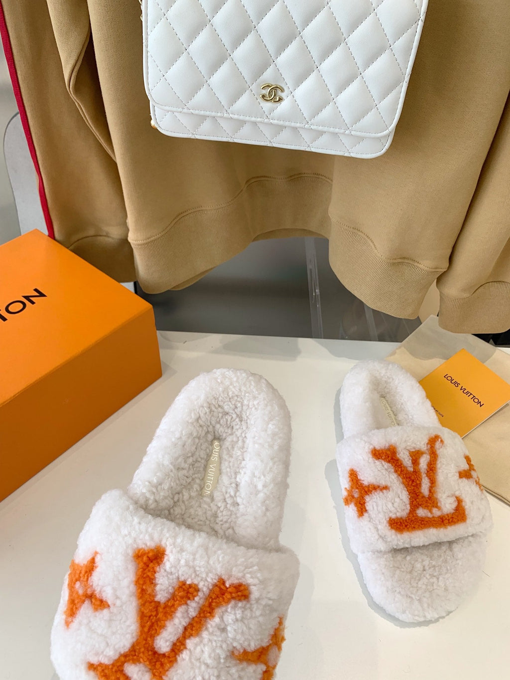 LOUIS VUITTON LV WOMEN'S PASEO FLAT SLIPPER IN WHITE FLEECE WITH ORANGE LOGO