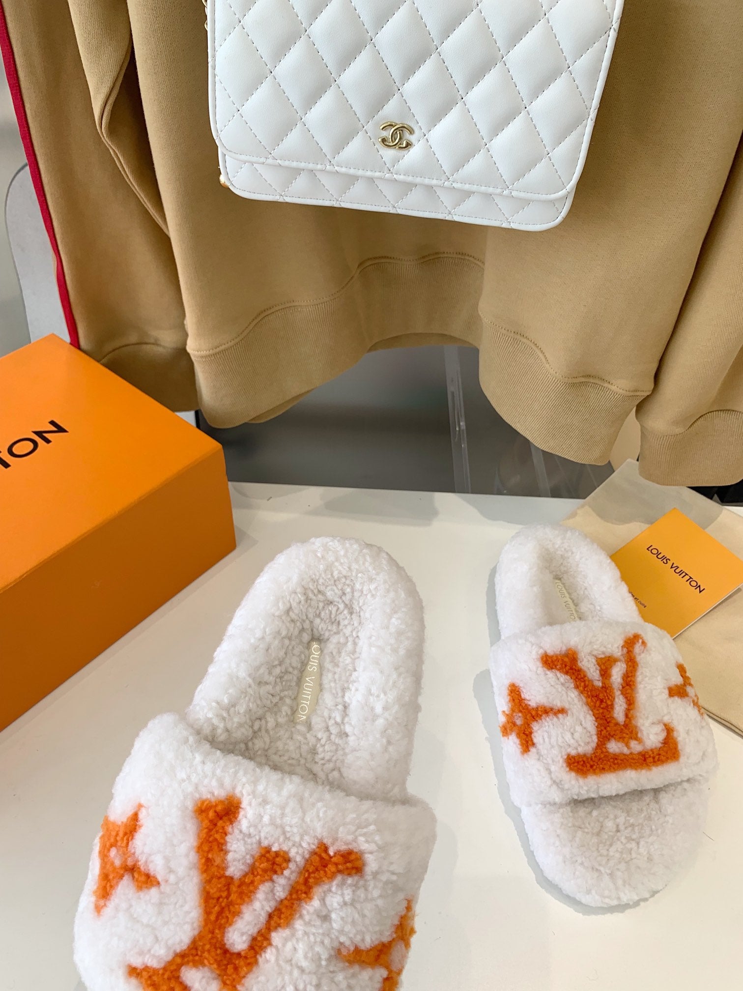 LOUIS VUITTON LV WOMEN'S PASEO FLAT SLIPPER IN WHITE FLEECE WITH ORANGE LOGO