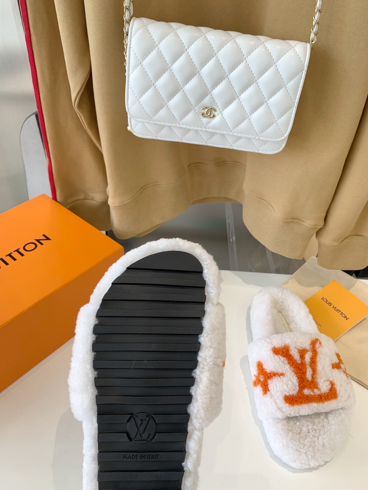 LOUIS VUITTON LV WOMEN'S PASEO FLAT SLIPPER IN WHITE FLEECE WITH ORANGE LOGO