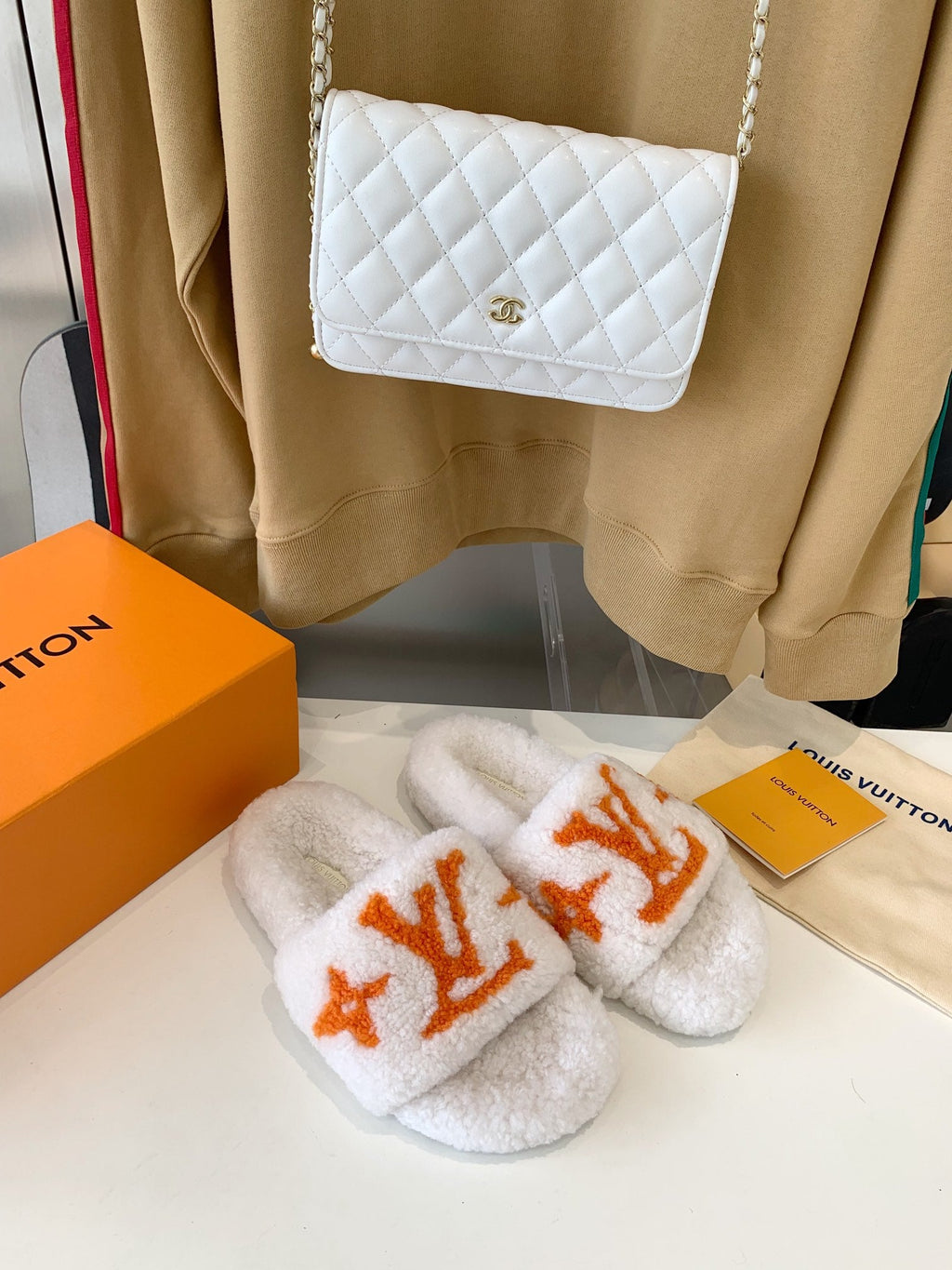 LOUIS VUITTON LV WOMEN'S PASEO FLAT SLIPPER IN WHITE FLEECE WITH ORANGE LOGO