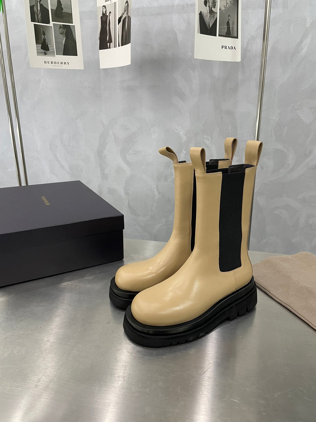BOTTEGA VENETA LUG CHELSEA BOOT IN CAMEL BEIGE CALFSKIN