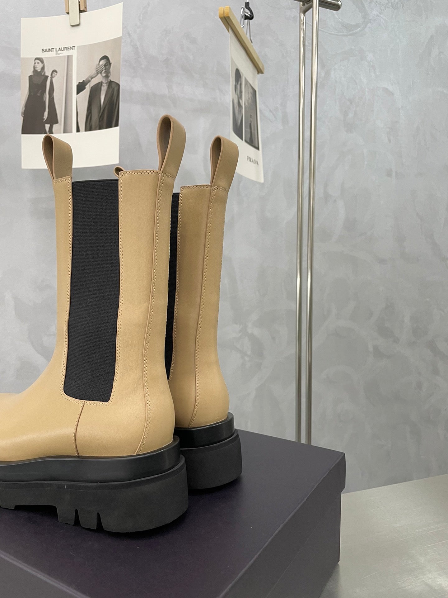 BOTTEGA VENETA LUG CHELSEA BOOT IN CAMEL BEIGE CALFSKIN