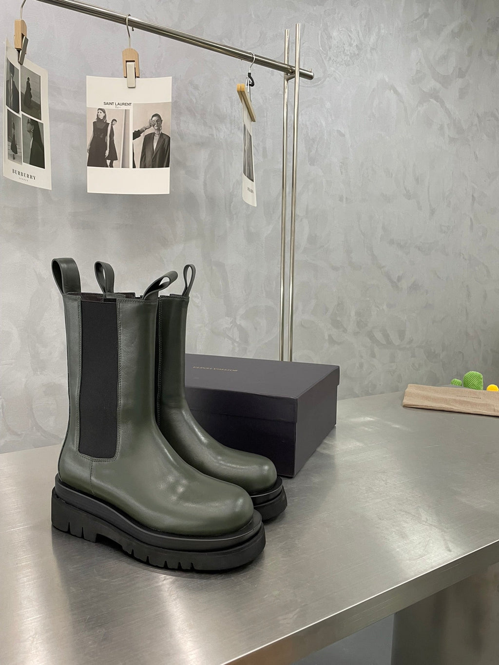 BOTTEGA VENETA LUG CHELSEA BOOT IN ARMY GREEN CALFSKIN