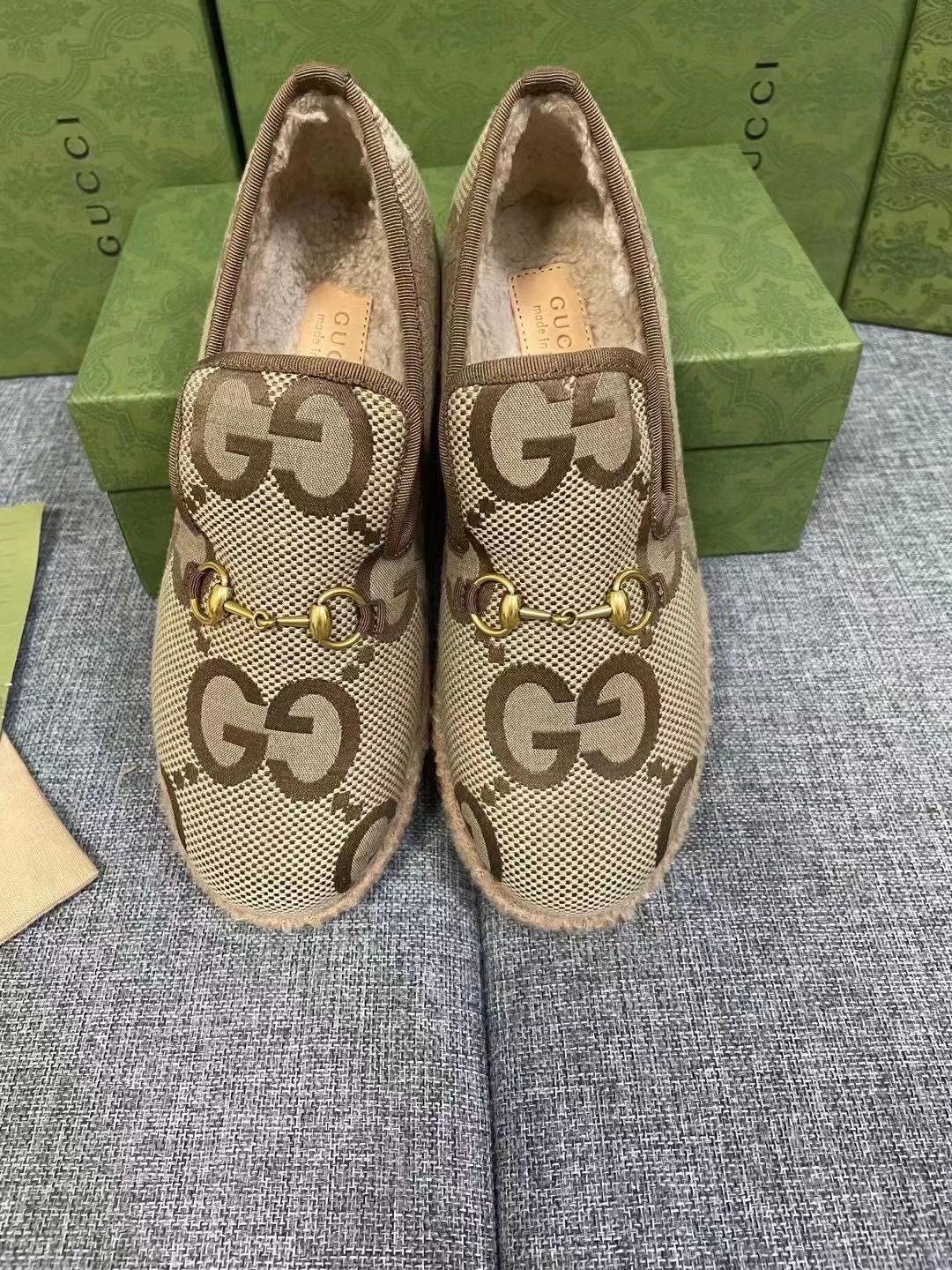 GUCCI HORSEBIT LOAFER IN ECRU BEIGE WOVEN FABRIC AND WOOL MIX LAMB FUR LINING