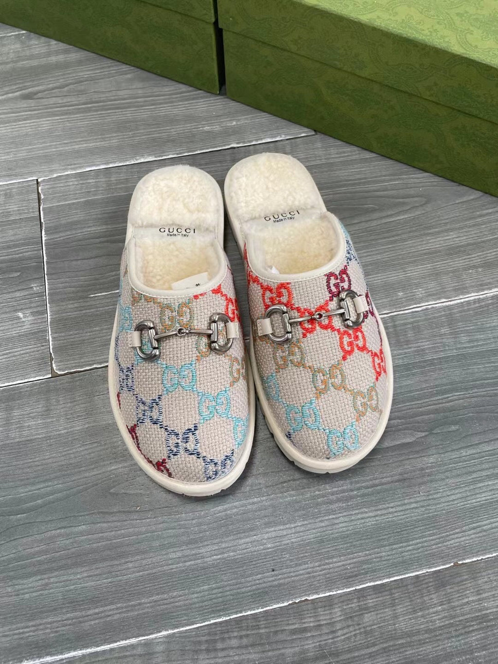 GUCCI SUPREME MULE IN COLORFUL CANVAS AND WOOL LINING