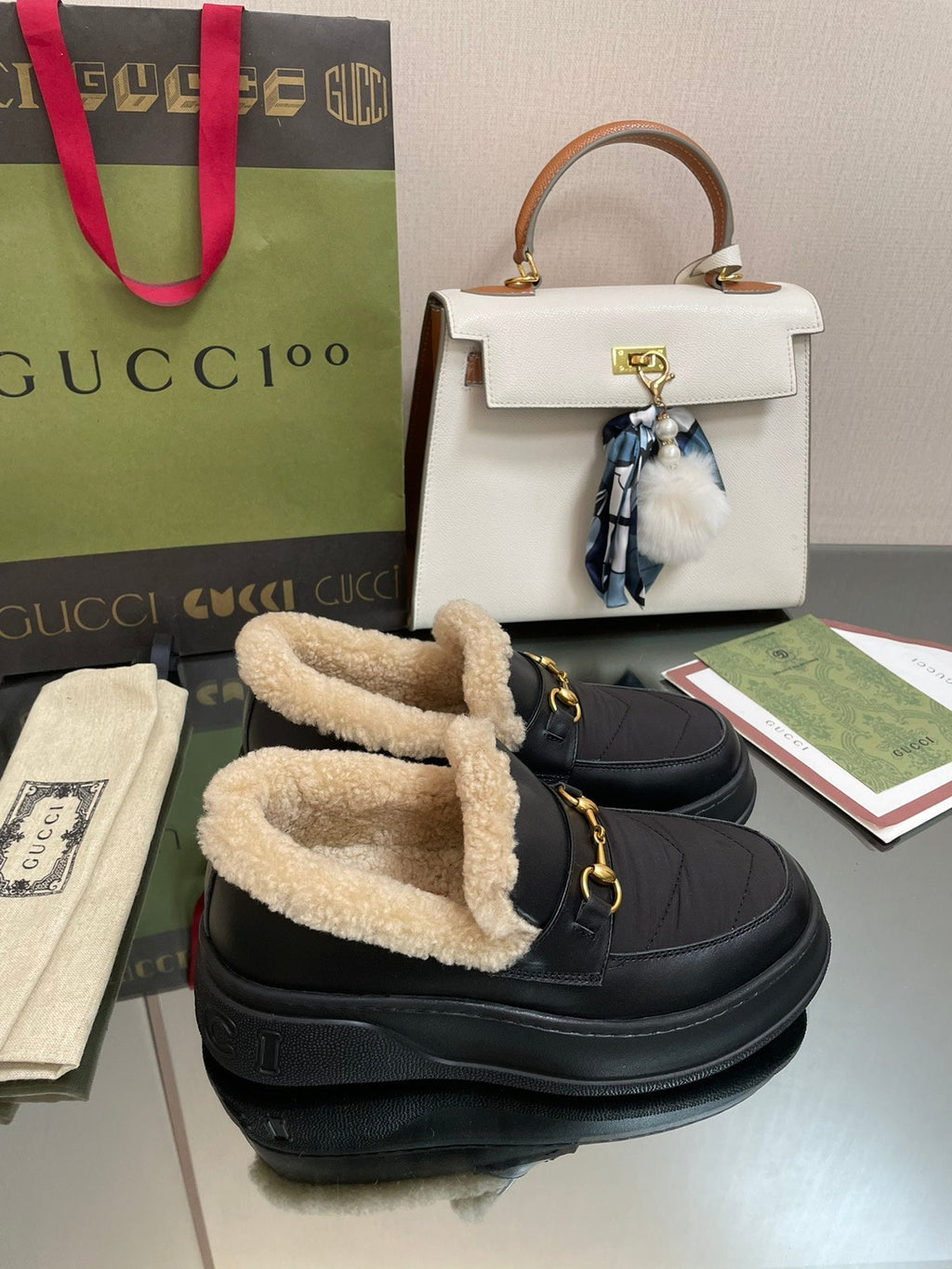 GUCCI LOAFER IN BLACK CALFSKIN WITH BEIGE WOOL LINING