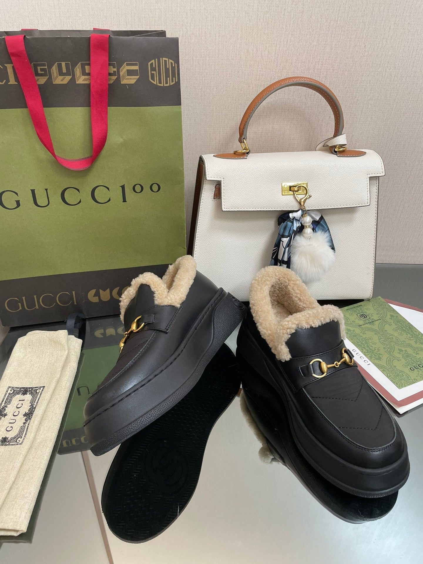 GUCCI LOAFER IN BLACK CALFSKIN WITH BEIGE WOOL LINING