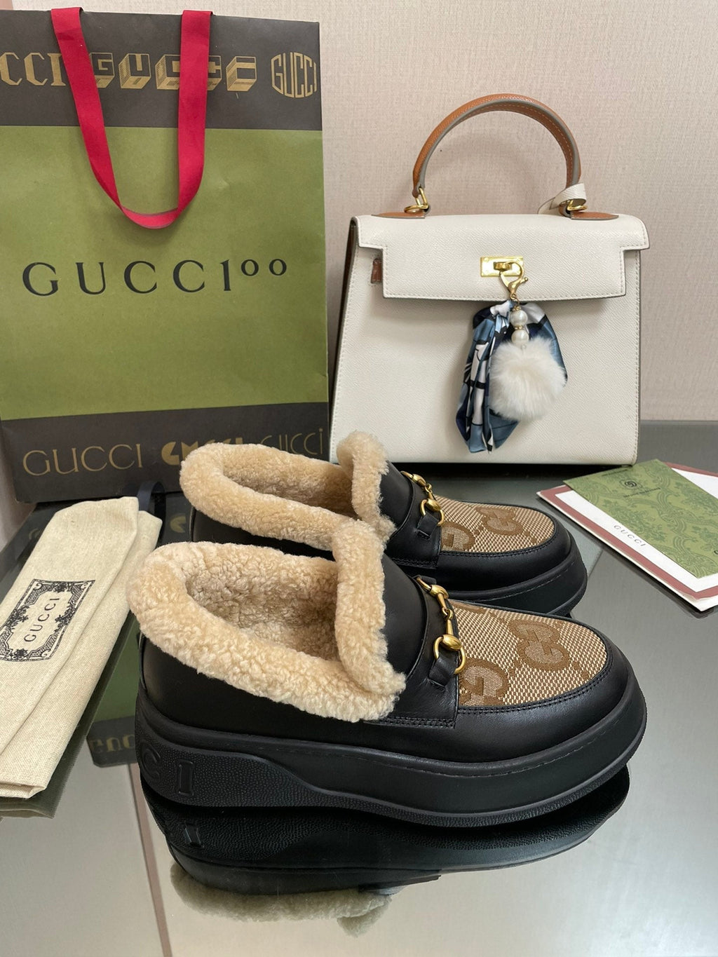 GUCCI LOAFER IN PEANUT BROWN JACQUARD AND BLACK CALFSKIN WITH BEIGE WOOL LINING