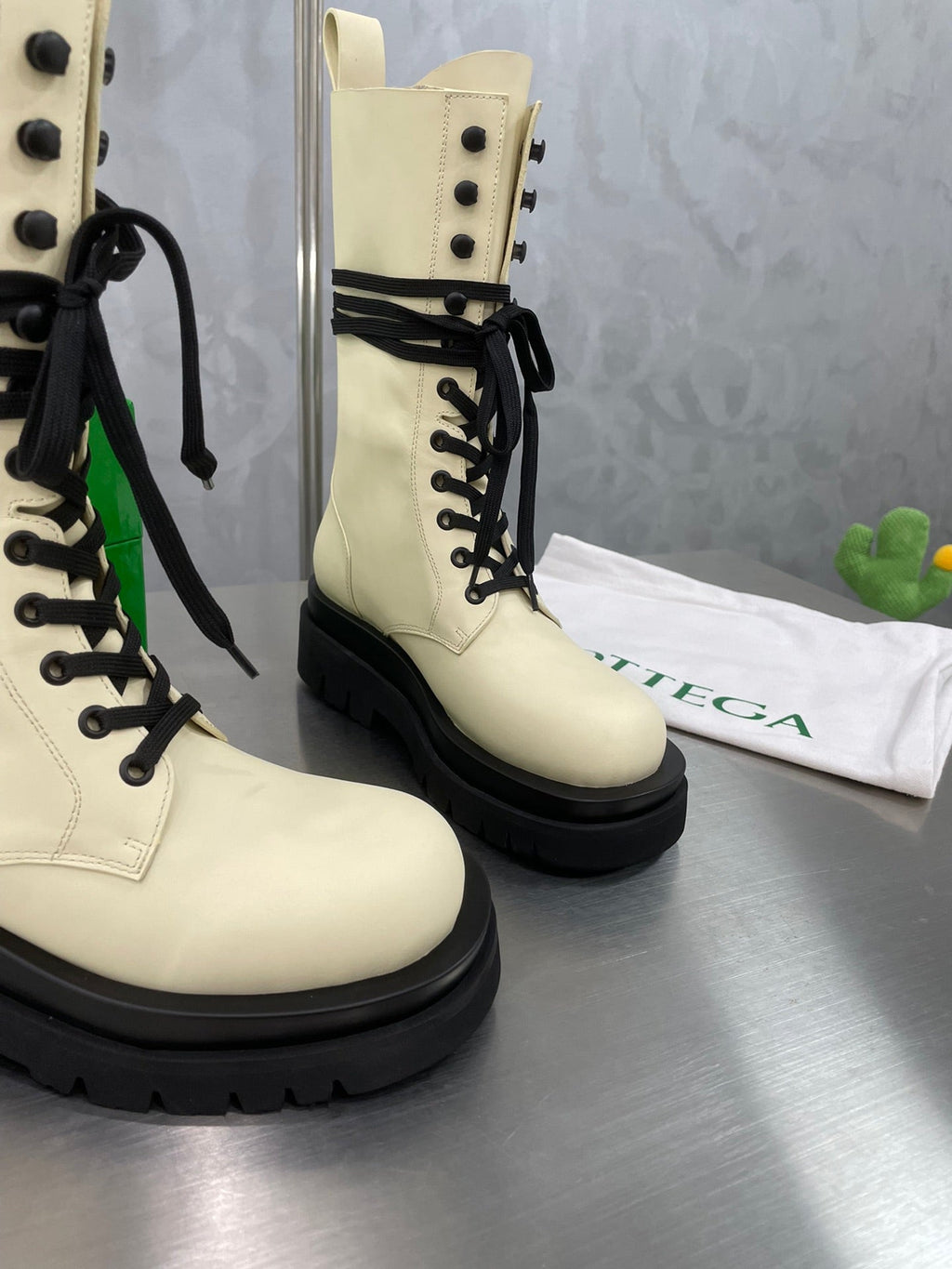 BOTTEGA VENETA LUG LACE-UP BOOT IN BEIGE CREAM CALFSKIN 7 CM