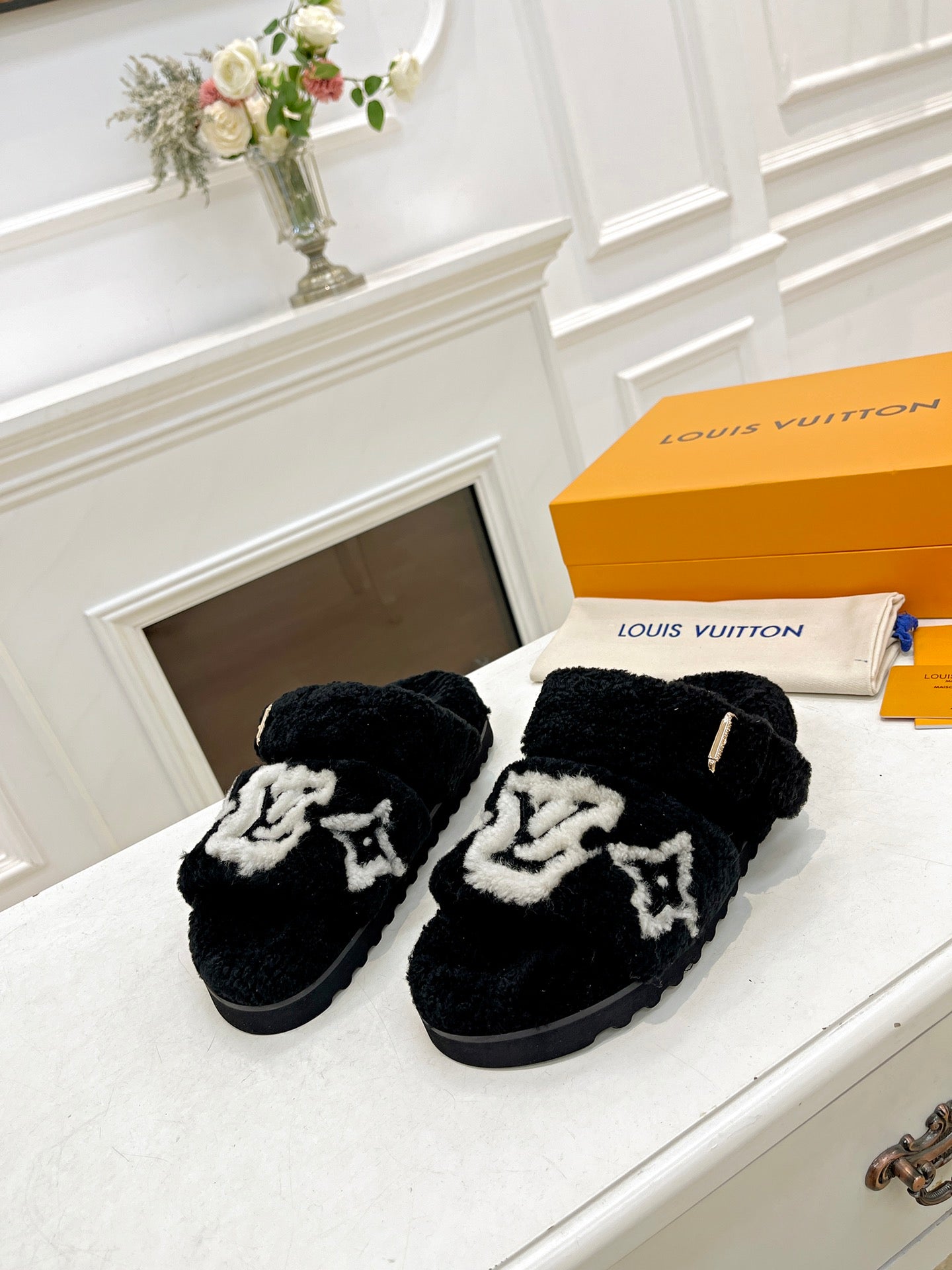 LOUIS VUITTON DAD SANDAL MULE IN BLACK MIX WHITE FLEECE