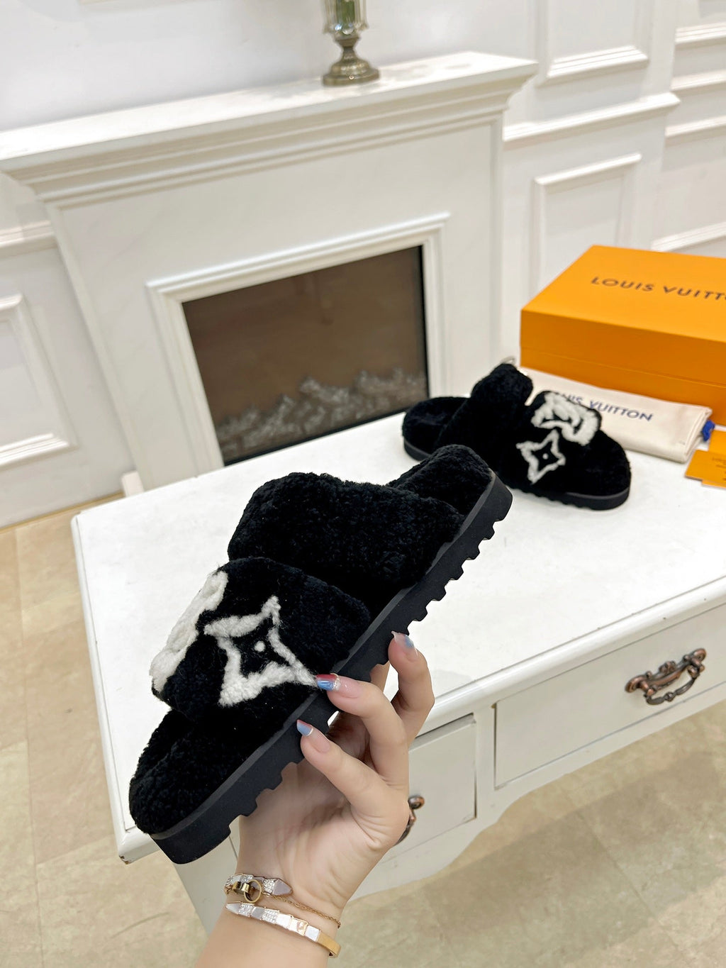 LOUIS VUITTON DAD SANDAL MULE IN BLACK MIX WHITE FLEECE