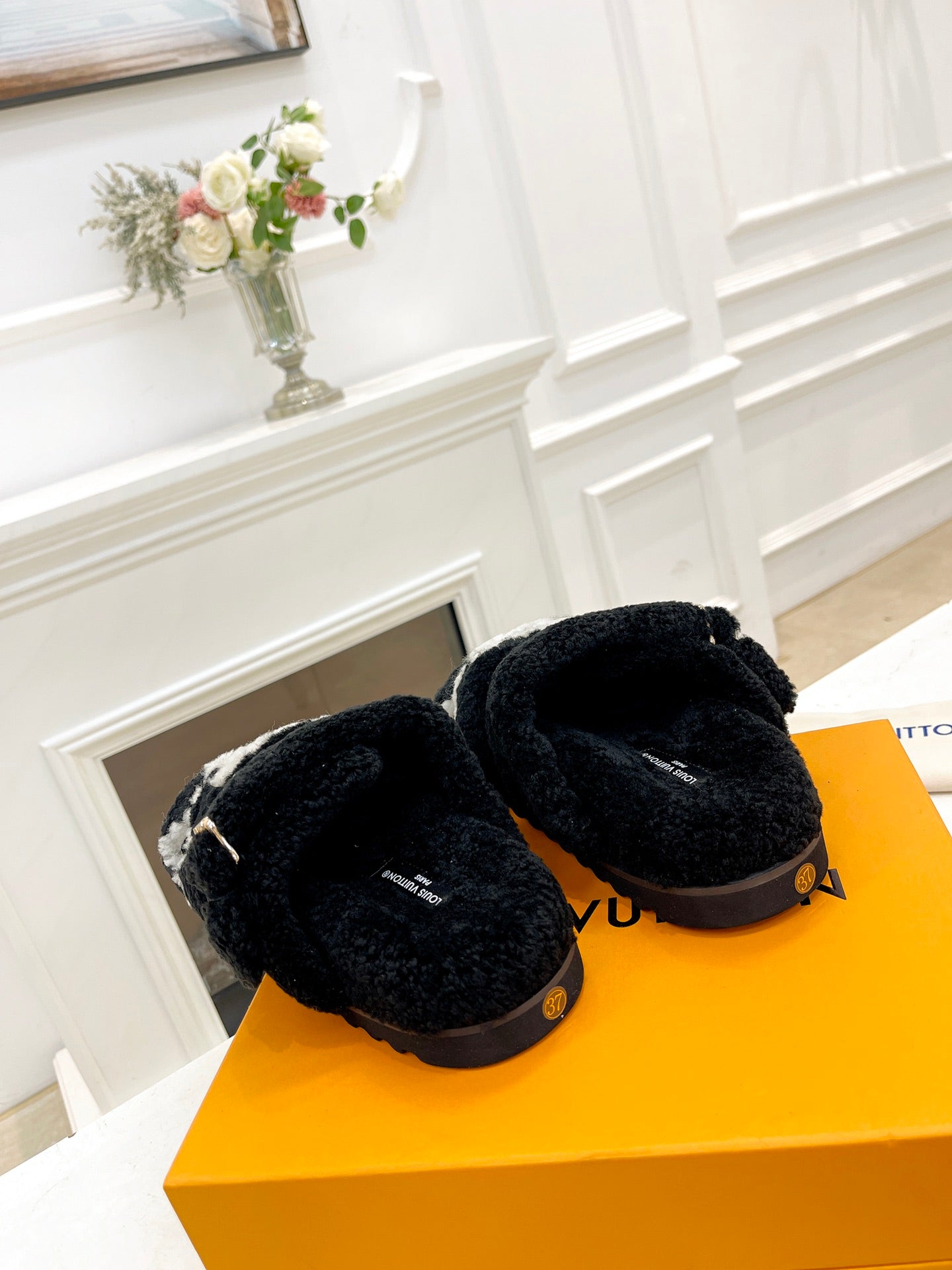LOUIS VUITTON DAD SANDAL MULE IN BLACK MIX WHITE FLEECE