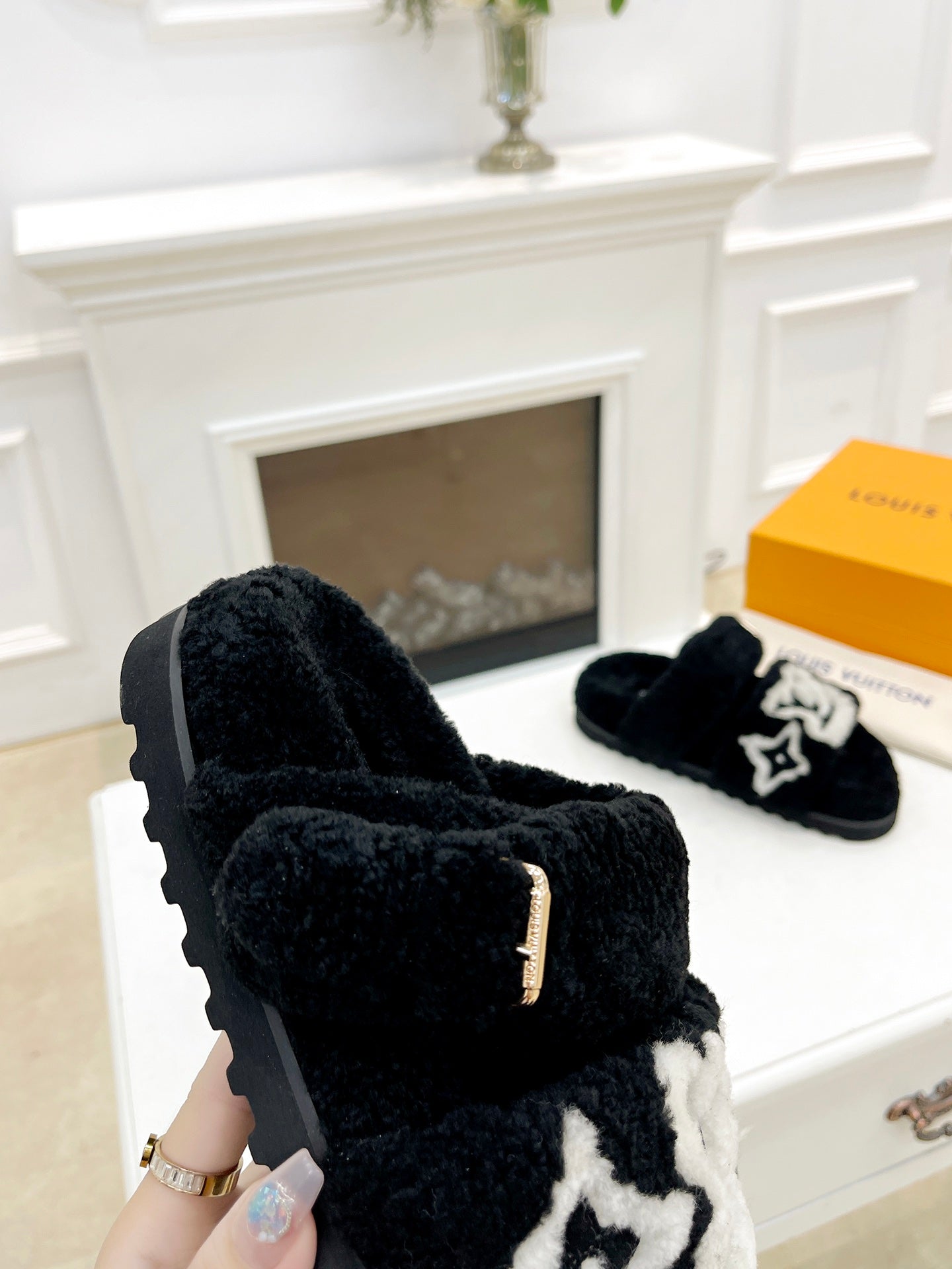 LOUIS VUITTON DAD SANDAL MULE IN BLACK MIX WHITE FLEECE