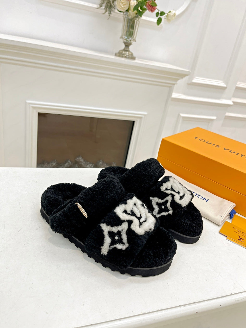 LOUIS VUITTON DAD SANDAL MULE IN BLACK MIX WHITE FLEECE