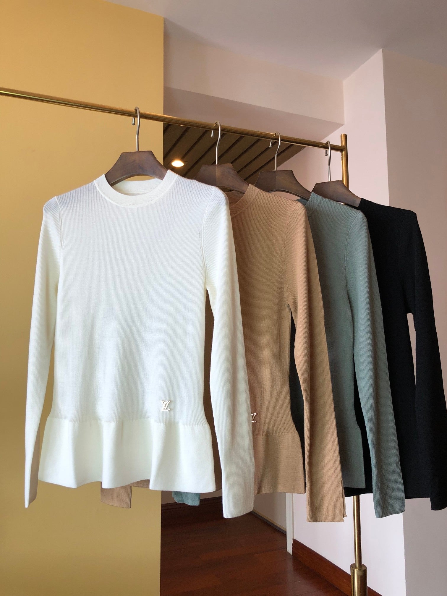 LOUIS VUITTON LV 25S CREW NECK RUFFLE PULLOVER 0084