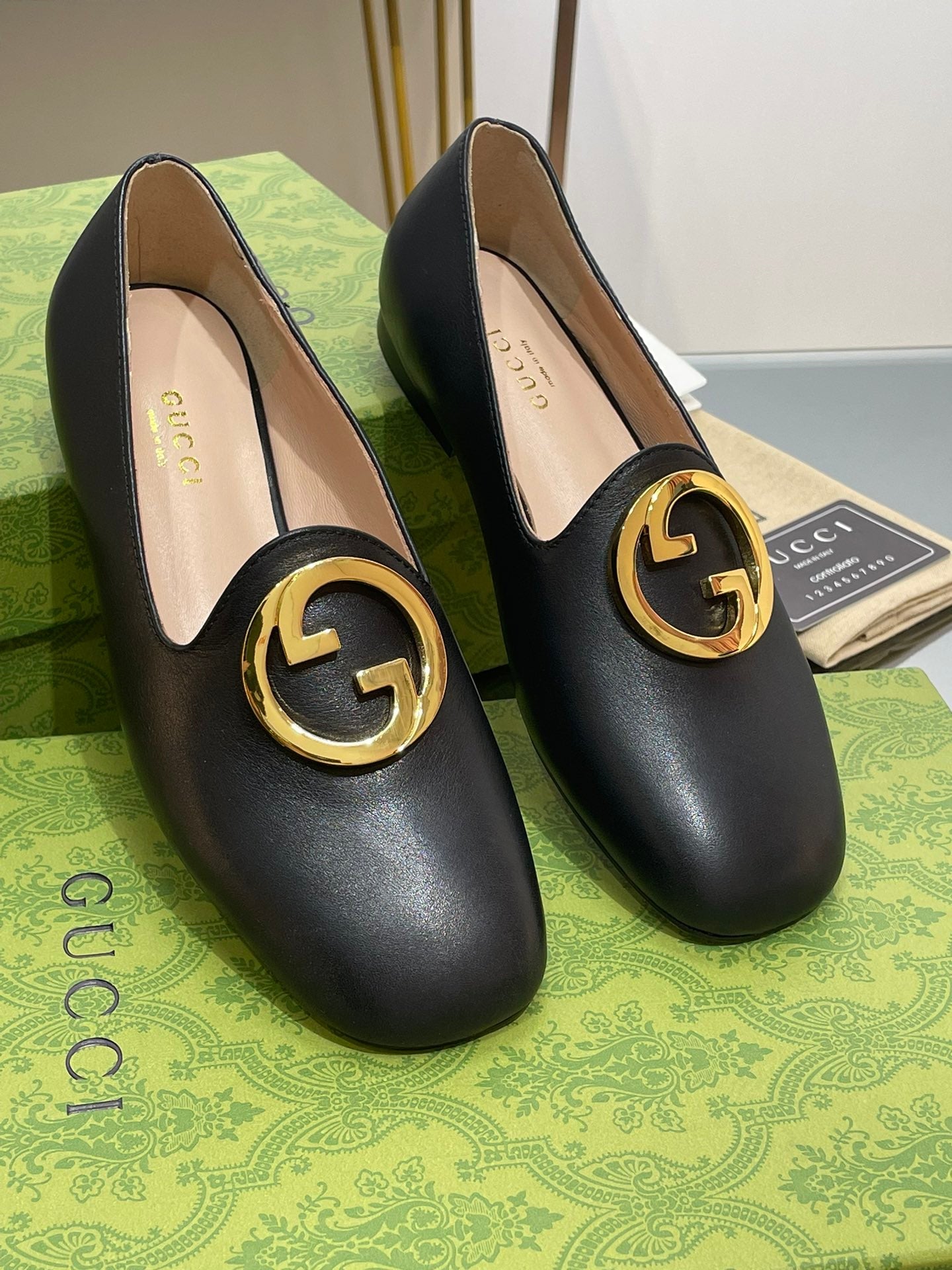 GUCCI BLONDIE LOGO-PLAQUE LOAFERS IN BLACK CALFSKIN WITH GOLD HARDWARE