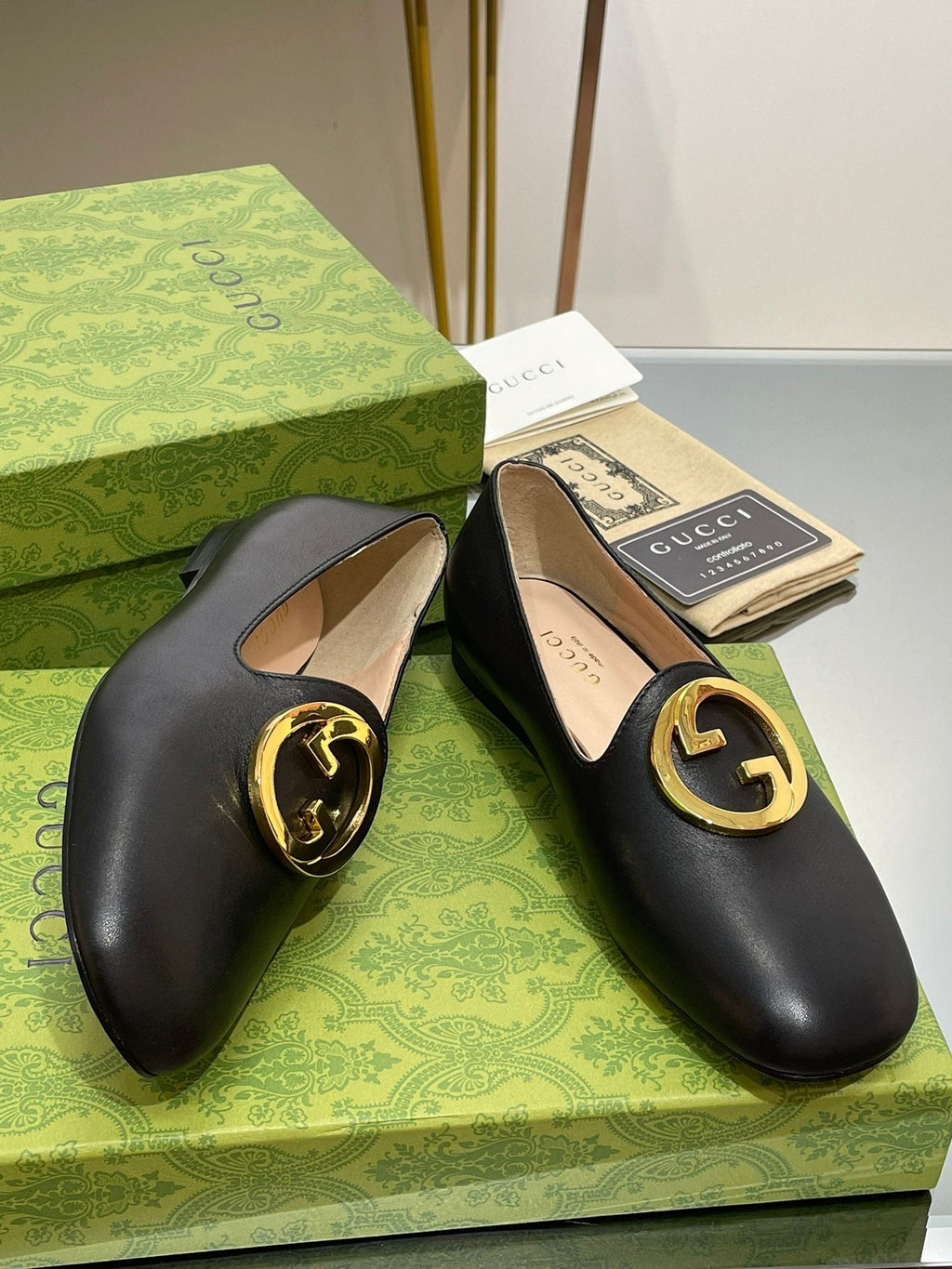 GUCCI BLONDIE LOGO-PLAQUE LOAFERS IN BLACK CALFSKIN WITH GOLD HARDWARE