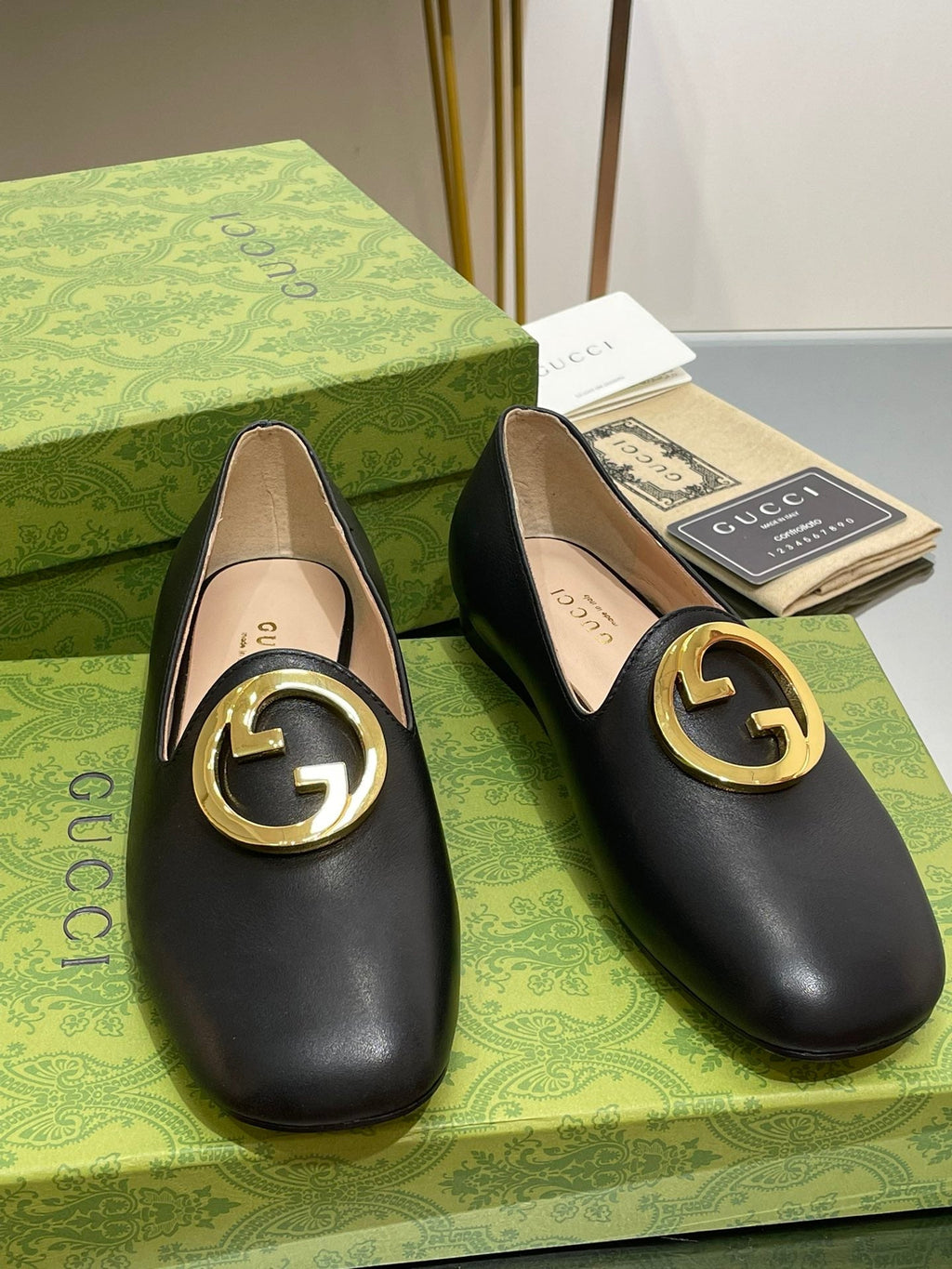 GUCCI BLONDIE LOGO-PLAQUE LOAFERS IN BLACK CALFSKIN WITH GOLD HARDWARE