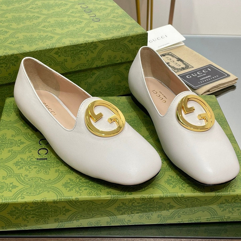 GUCCI BLONDIE LOGO-PLAQUE LOAFERS IN WHITE CALFSKIN WITH GOLD HARDWARE