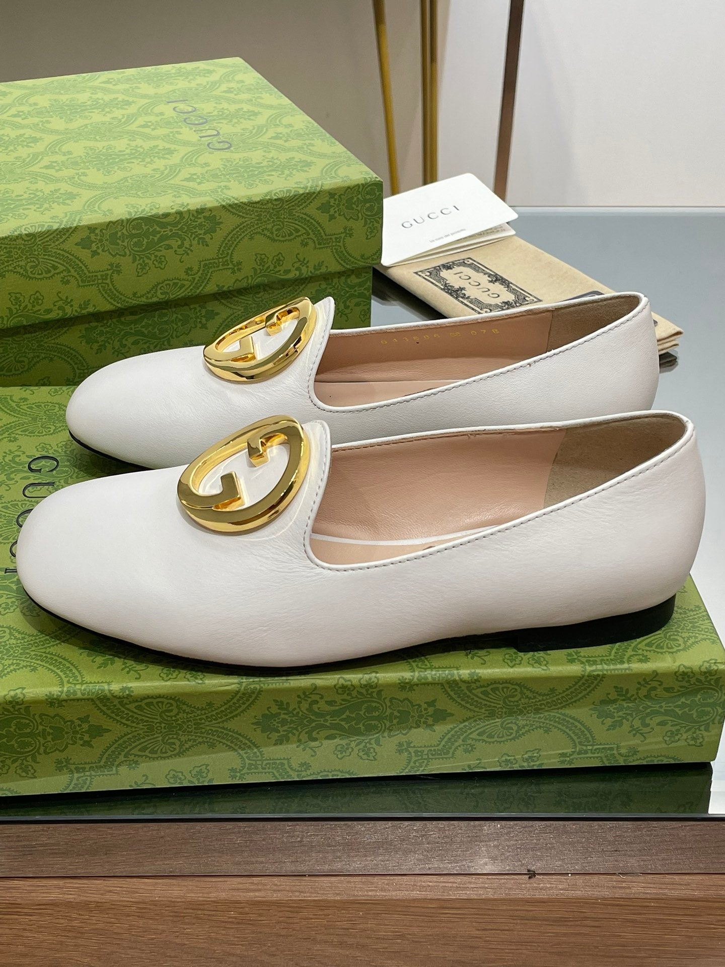 GUCCI BLONDIE LOGO-PLAQUE LOAFERS IN WHITE CALFSKIN WITH GOLD HARDWARE