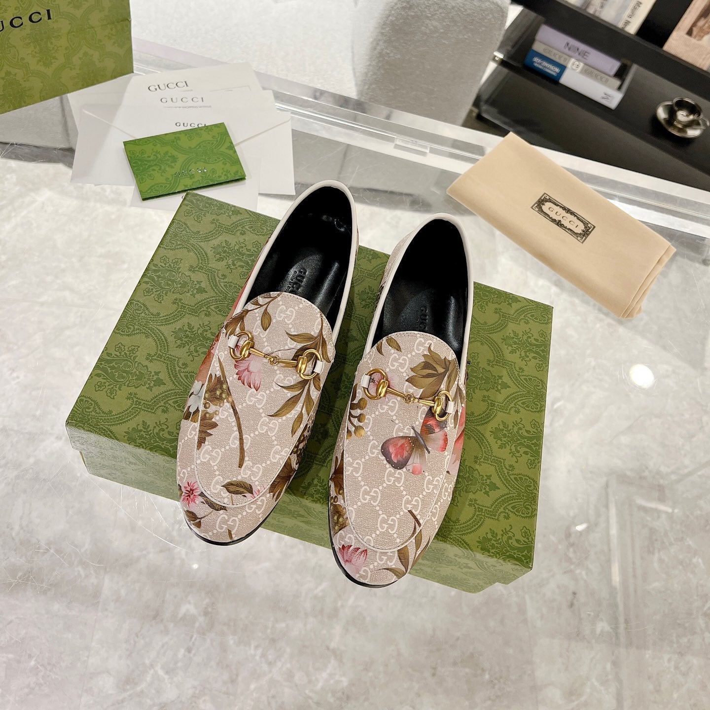 GUCCI HORSEBIT LOAFER WITH FLOWER PRINT IN LINEN BEIGE MONOGRAM JACQUARD FABRIC