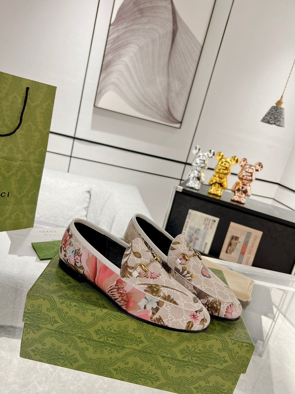 GUCCI HORSEBIT LOAFER WITH FLOWER PRINT IN LINEN BEIGE MONOGRAM JACQUARD FABRIC
