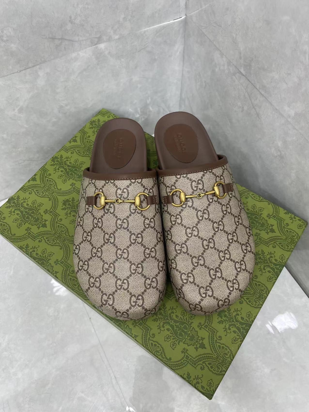 GUCCI MULE WITH GOLD HORSEBIT IN BEIGE AND EBONY MONOGRAM CANVAS
