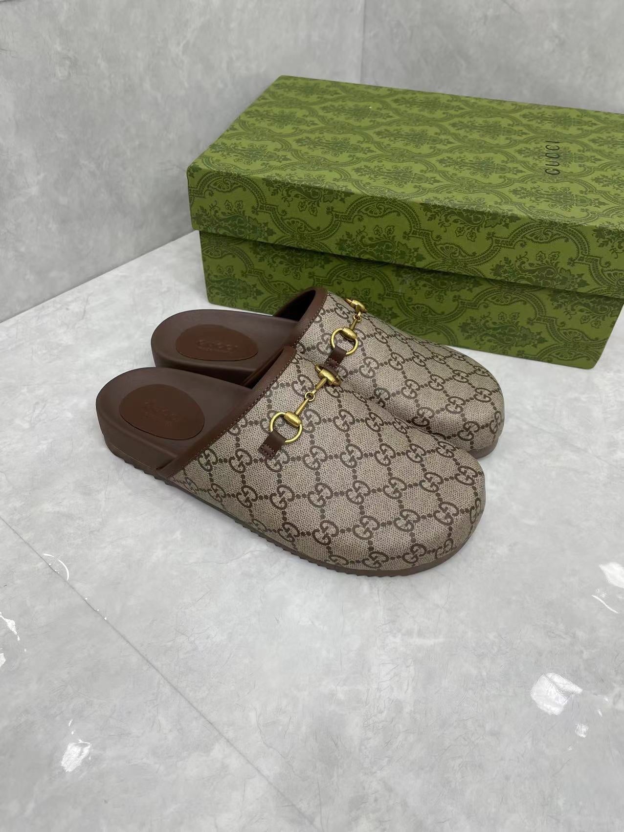 GUCCI MULE WITH GOLD HORSEBIT IN BEIGE AND EBONY MONOGRAM CANVAS