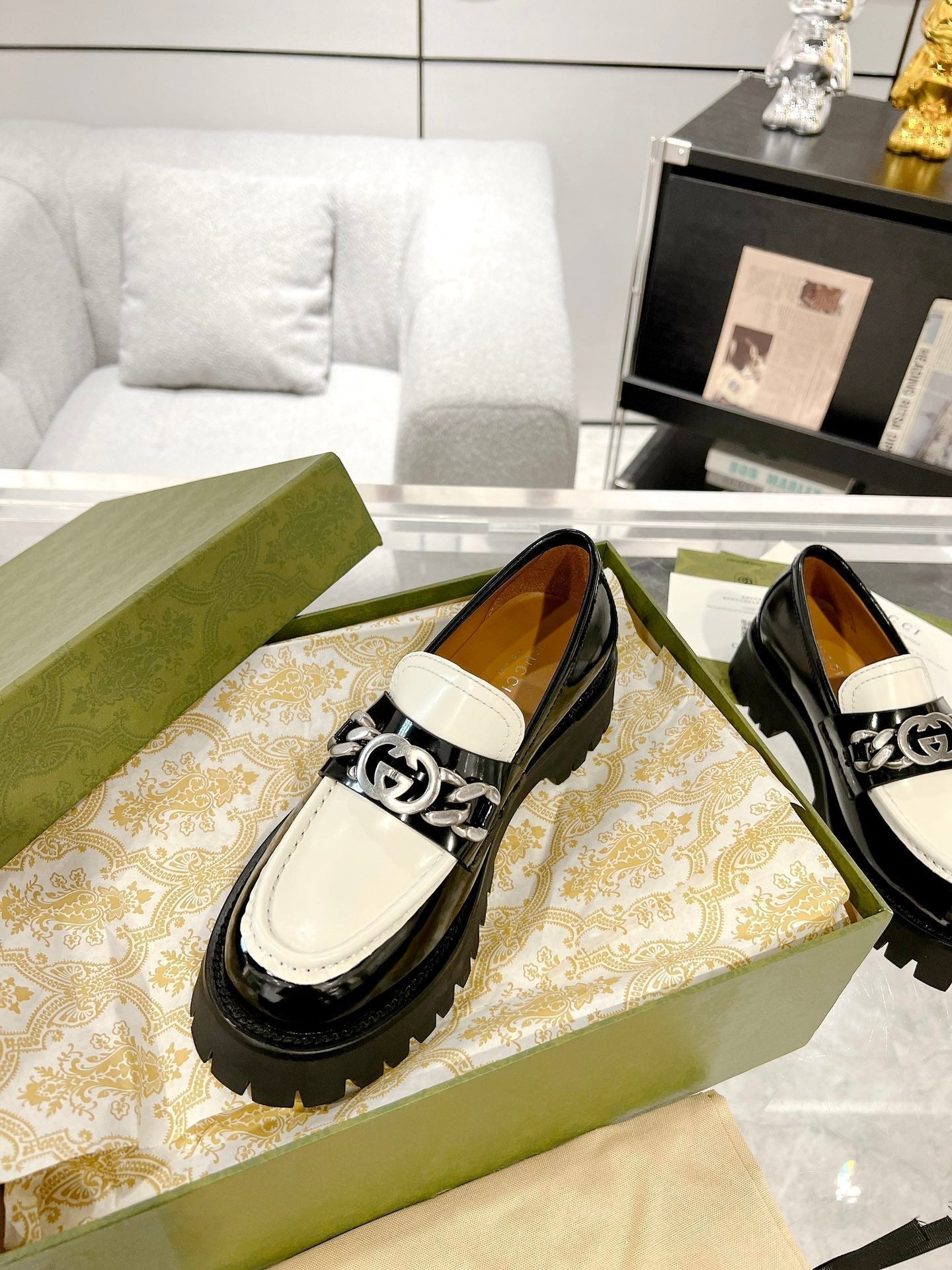 GUCCI LOAFER WITH CHAINS GLOSSY BLACK AND WHITE CALFSKIN