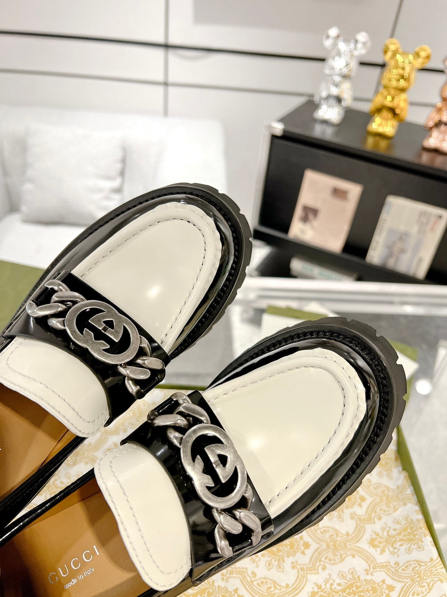 GUCCI LOAFER WITH CHAINS GLOSSY BLACK AND WHITE CALFSKIN