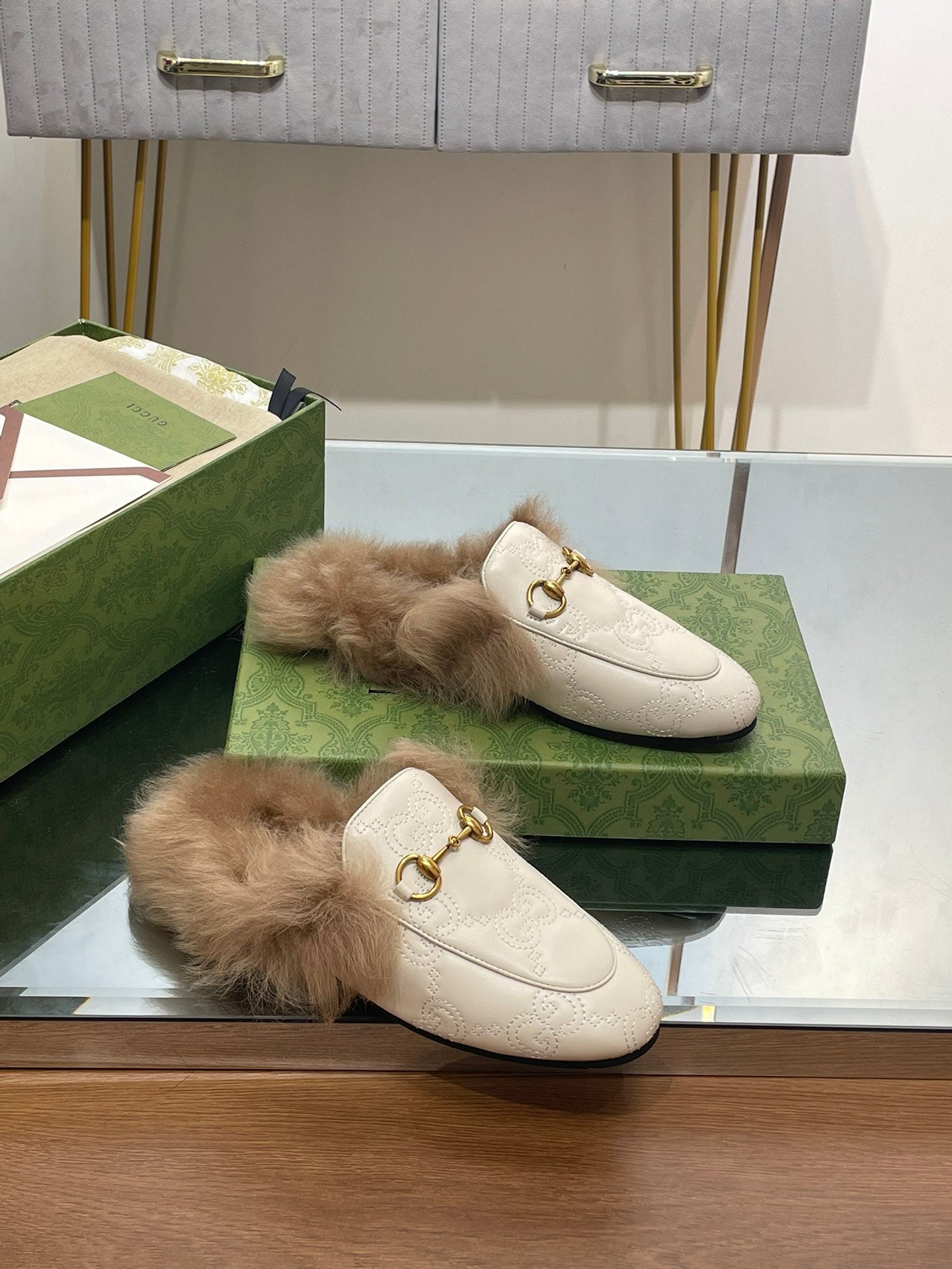 GUCCI HORSEBIT MULE IN WHITE EMBOSSED CALFSKIN AND LAMB WOOL LINING