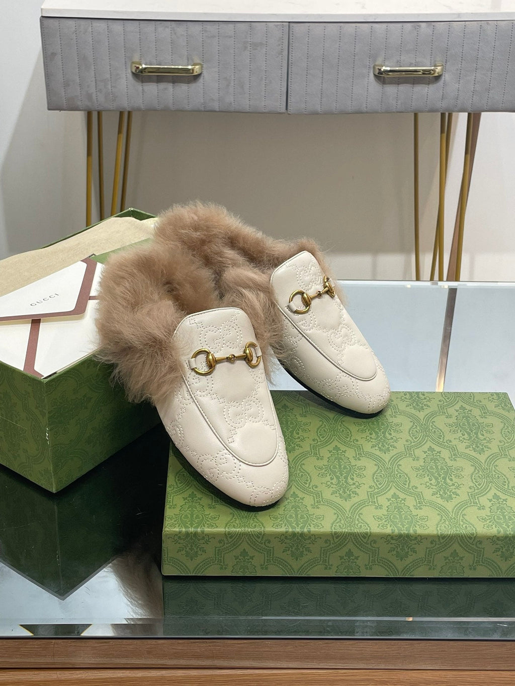GUCCI HORSEBIT MULE IN WHITE EMBOSSED CALFSKIN AND LAMB WOOL LINING