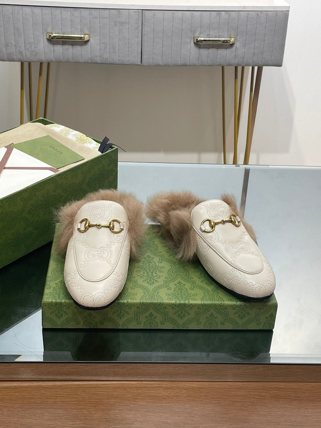 GUCCI HORSEBIT MULE IN WHITE EMBOSSED CALFSKIN AND LAMB WOOL LINING