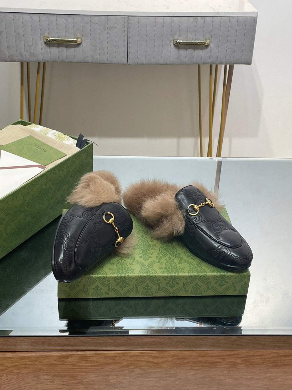 GUCCI HORSEBIT MULE IN BLACK EMBOSSED CALFSKIN AND LAMB WOOL LINING