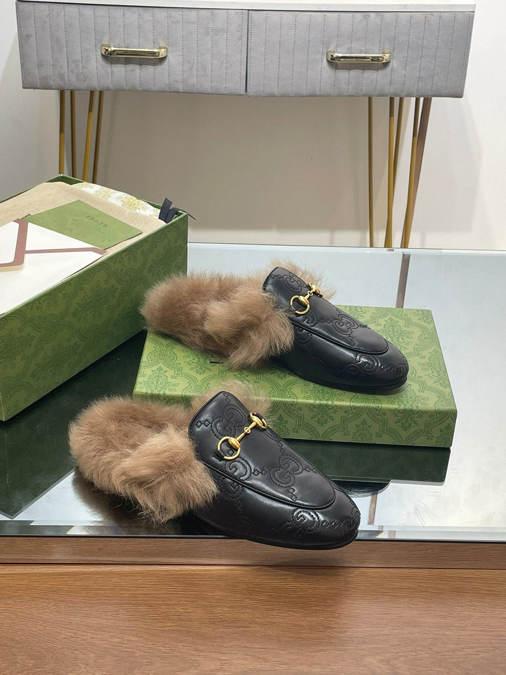 GUCCI HORSEBIT MULE IN BLACK EMBOSSED CALFSKIN AND LAMB WOOL LINING