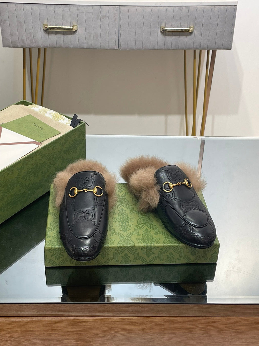 GUCCI HORSEBIT MULE IN BLACK EMBOSSED CALFSKIN AND LAMB WOOL LINING