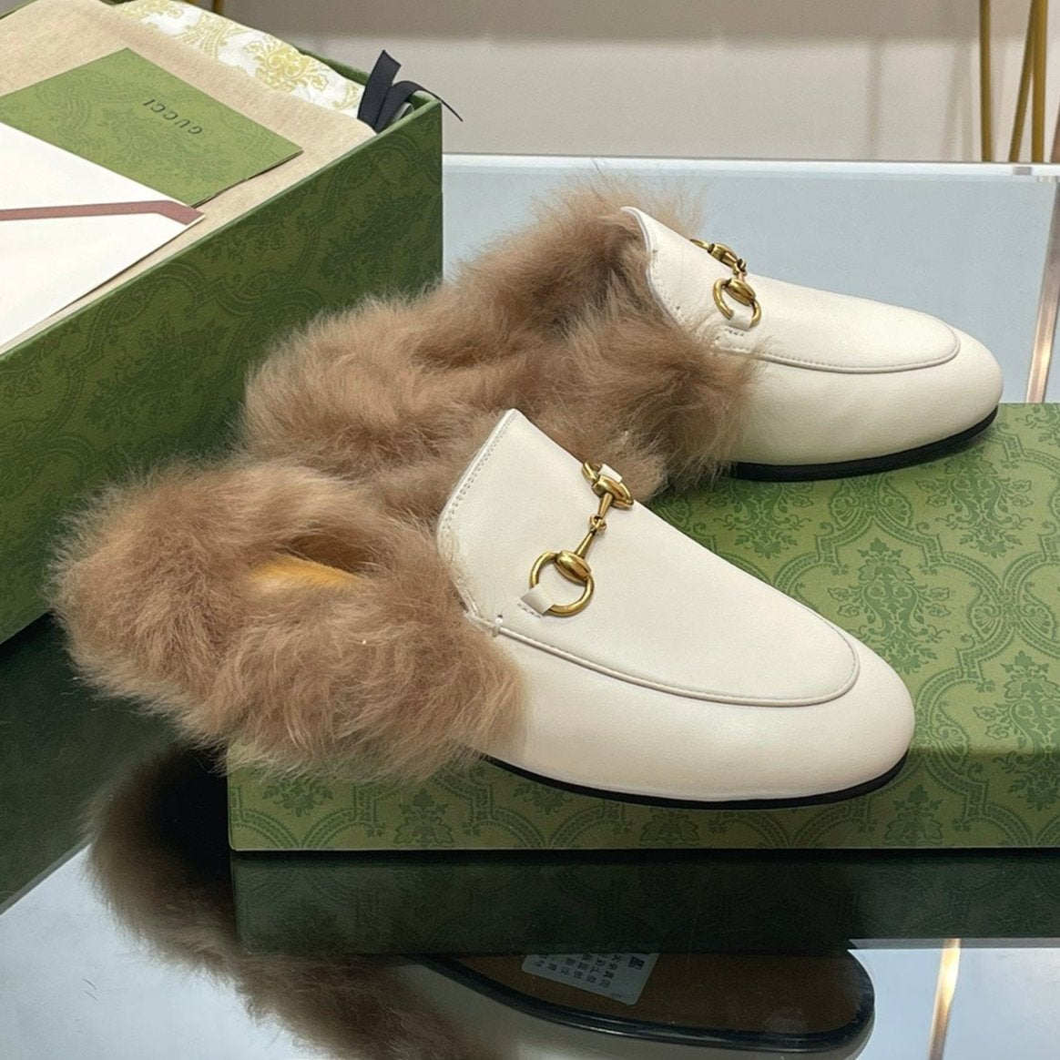 GUCCI HORSEBIT MULE IN WHITE CALFSKIN AND LAMB WOOL LINING