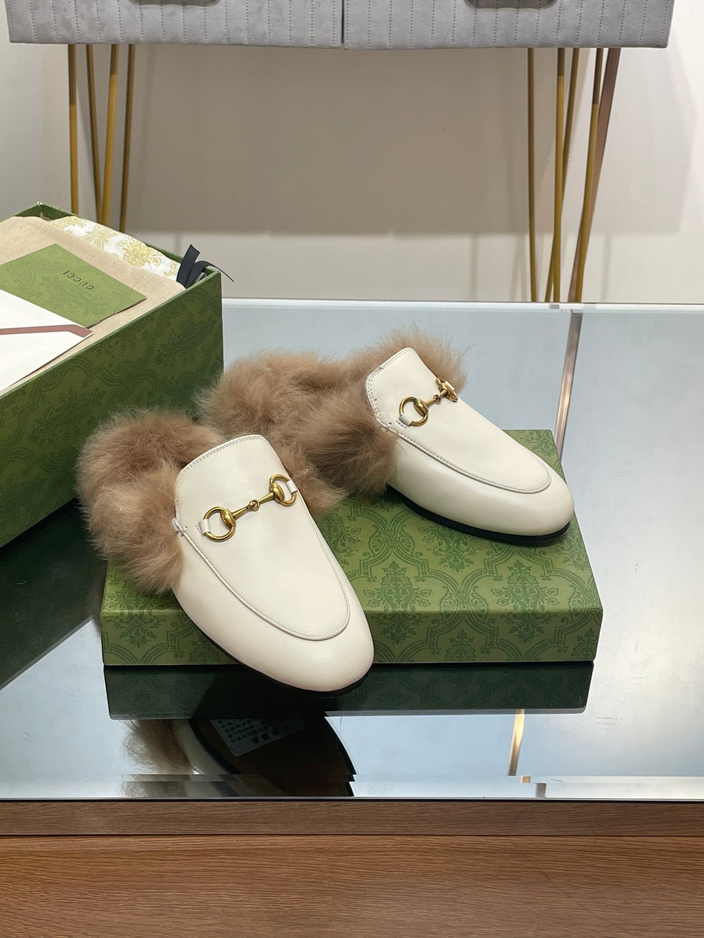 GUCCI HORSEBIT MULE IN WHITE CALFSKIN AND LAMB WOOL LINING