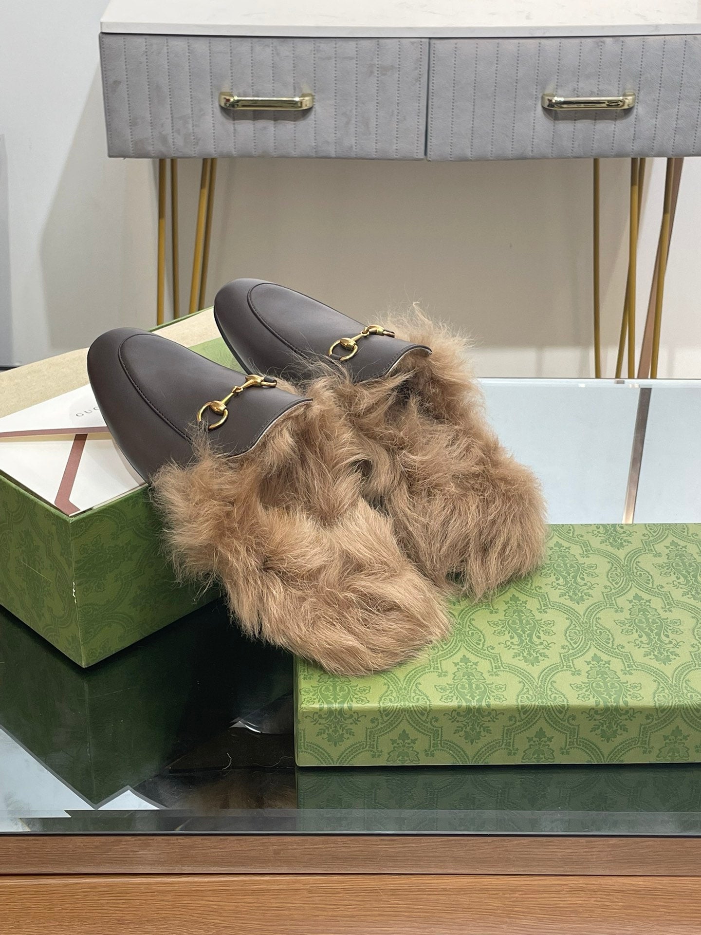 GUCCI HORSEBIT MULE IN MOCHA BROWN CALFSKIN AND LAMB WOOL LINING