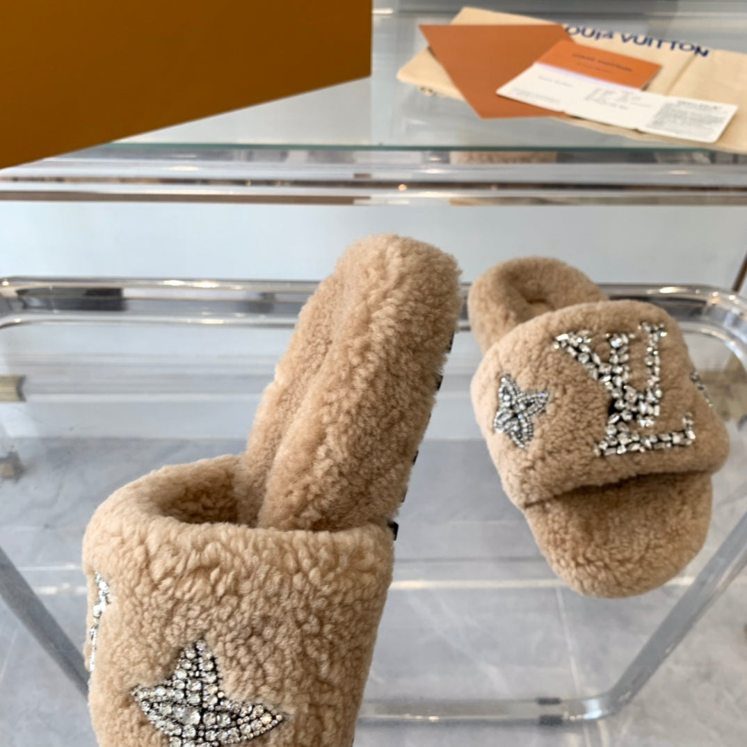 LOUIS VUITTON LV WOMEN'S PASEO FLAT SLIPPER IN TAN BROWN FLEECE