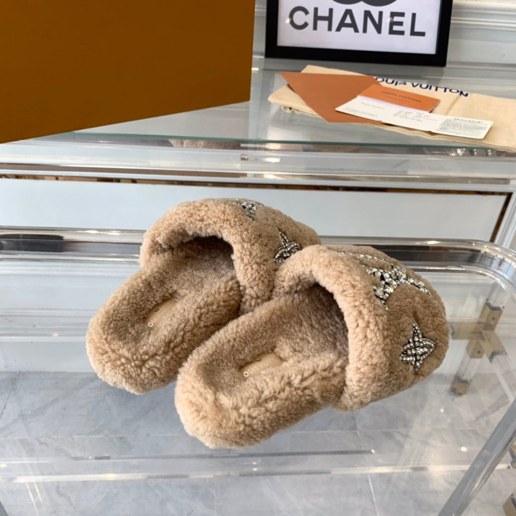LOUIS VUITTON LV WOMEN'S PASEO FLAT SLIPPER IN TAN BROWN FLEECE
