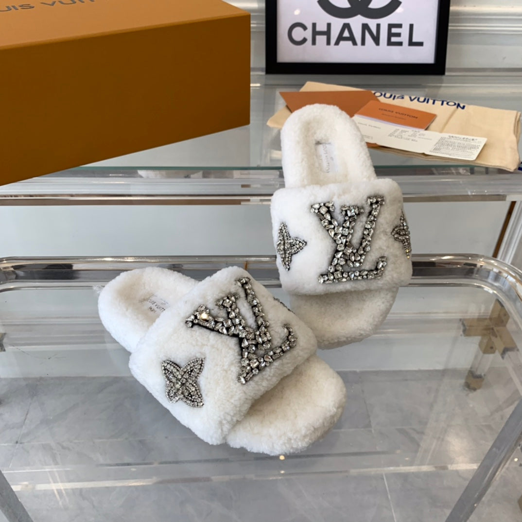 LOUIS VUITTON LV WOMEN'S PASEO FLAT SLIPPER IN WHITE FLEECE