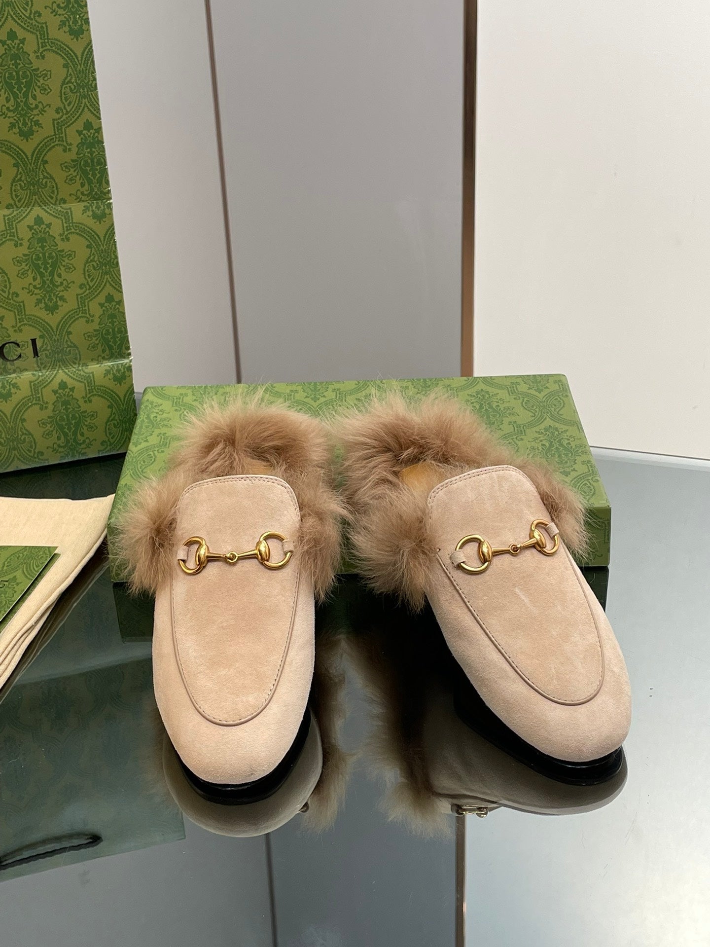 GUCCI HORSEBIT MULE IN TAN BROWN SUEDE AND LAMB WOOL LINING