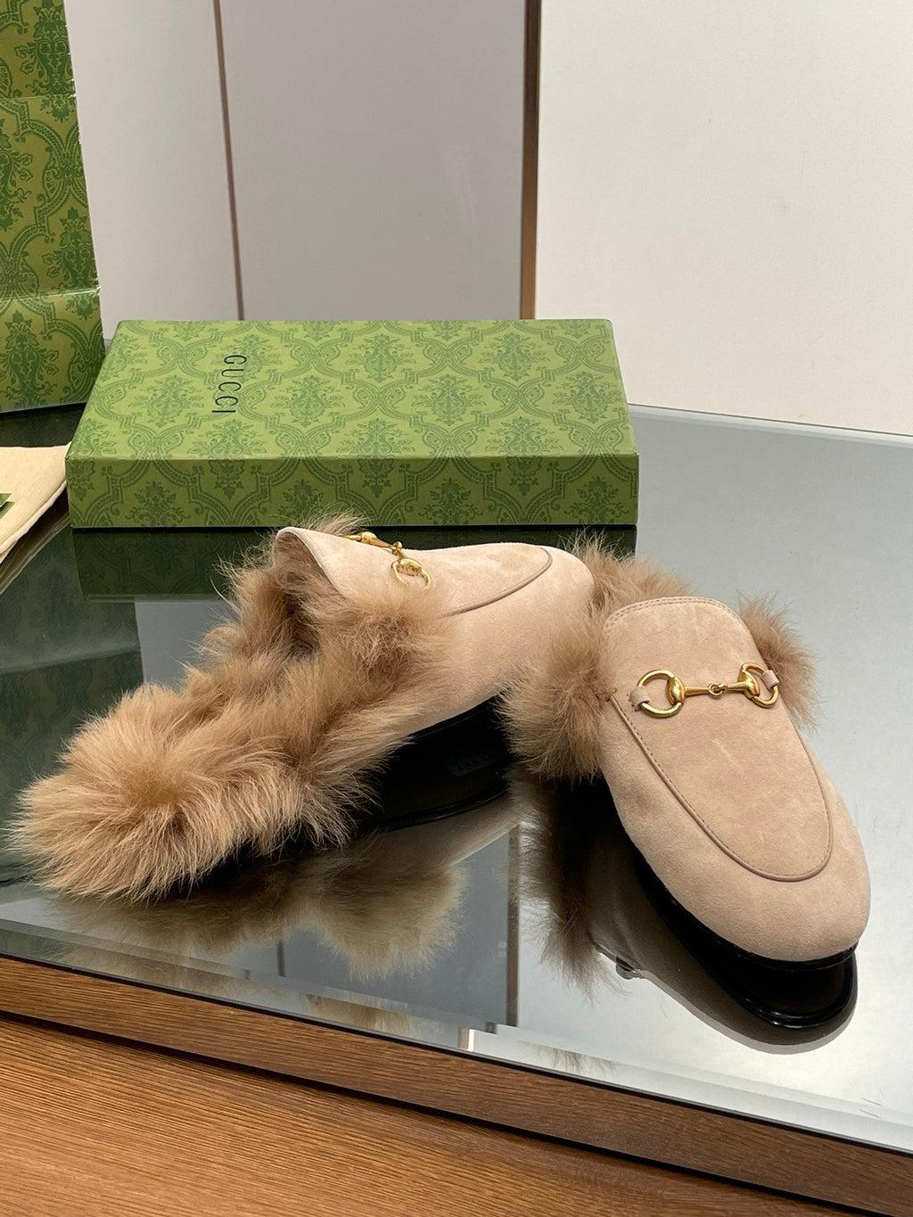 GUCCI HORSEBIT MULE IN TAN BROWN SUEDE AND LAMB WOOL LINING