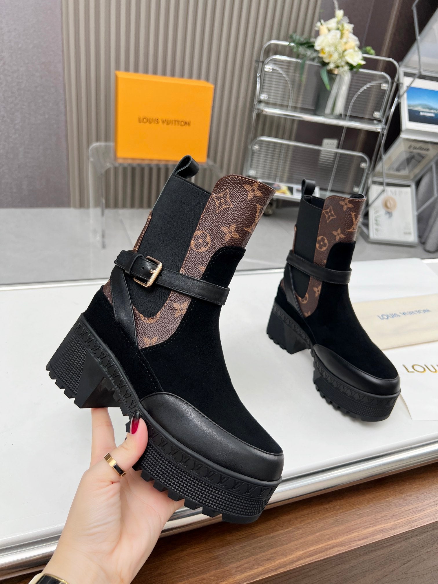 LOUIS VUITTON LAUREATE PLATFORM DESERT BOOT IN BLACK SUEDE AND BROWN CALFSKIN