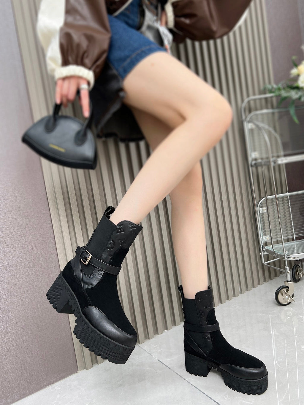 LOUIS VUITTON LAUREATE PLATFORM DESERT BOOT IN BLACK SUEDE AND CALFSKIN