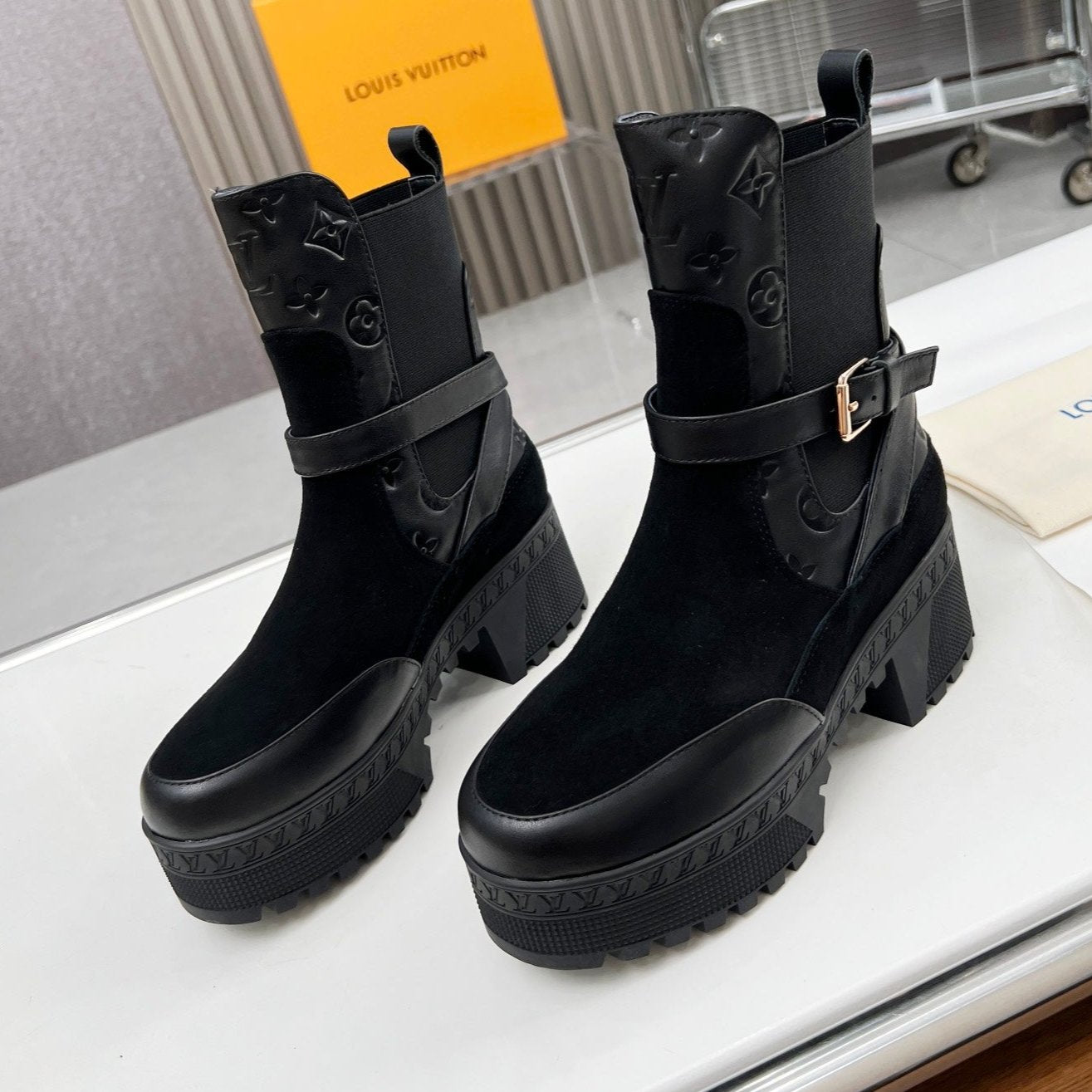 LOUIS VUITTON LAUREATE PLATFORM DESERT BOOT IN BLACK SUEDE AND CALFSKIN