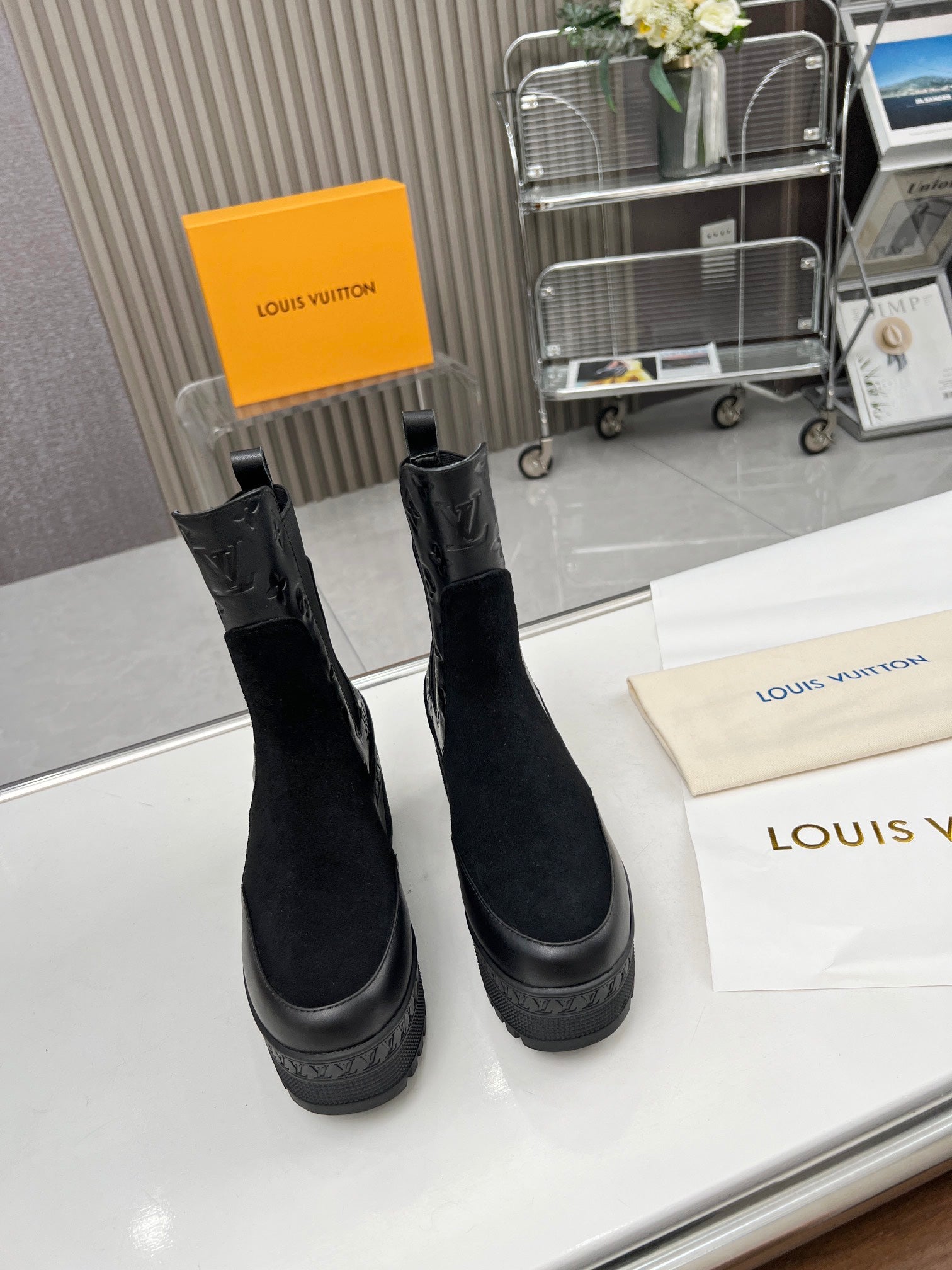 LOUIS VUITTON LV WOMEN SHORT BOOT IN BLACK CALFSKIN AND SUEDE